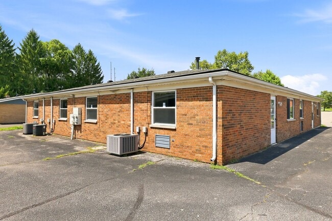 Building Photo - 2408-2414-2414 Red Coach Dr