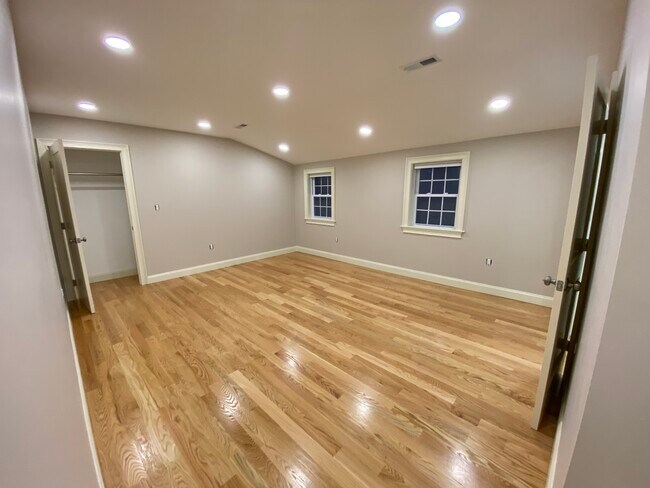 Building Photo - 583 Highland Ave