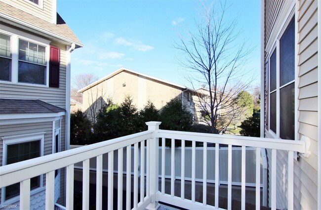 Building Photo - 2 br, 2.5 bath Townhome - Glenbrook Gables