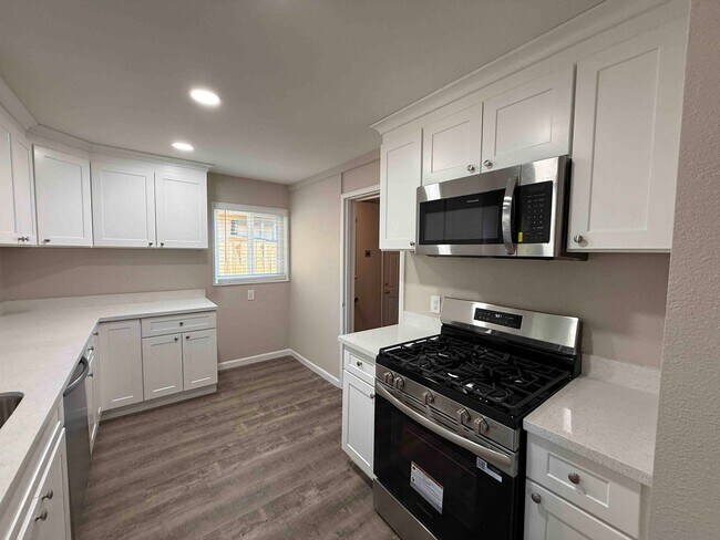 Building Photo - 3 Bed Home