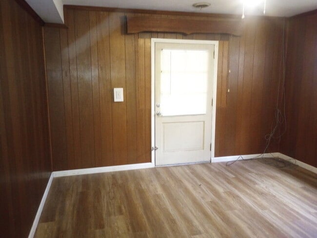 Building Photo - 706 W Lee Rd