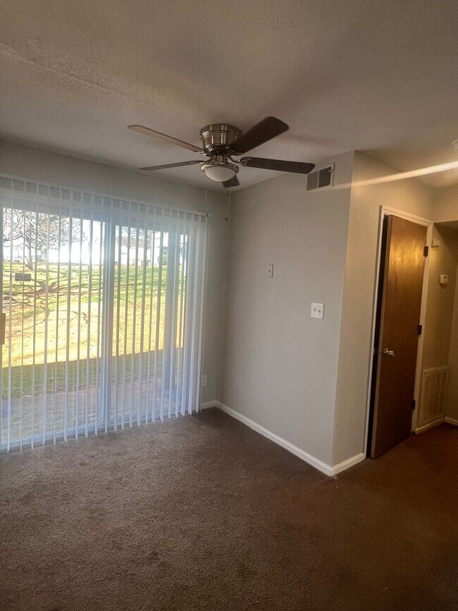 Building Photo - 1913 Meadowlark Ln