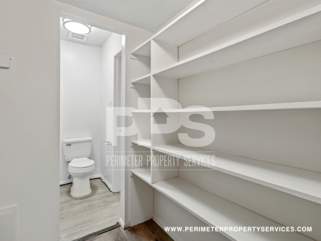 Building Photo - FULLY RENOVATED UNIT!!! WITH ONE MONTH REN...