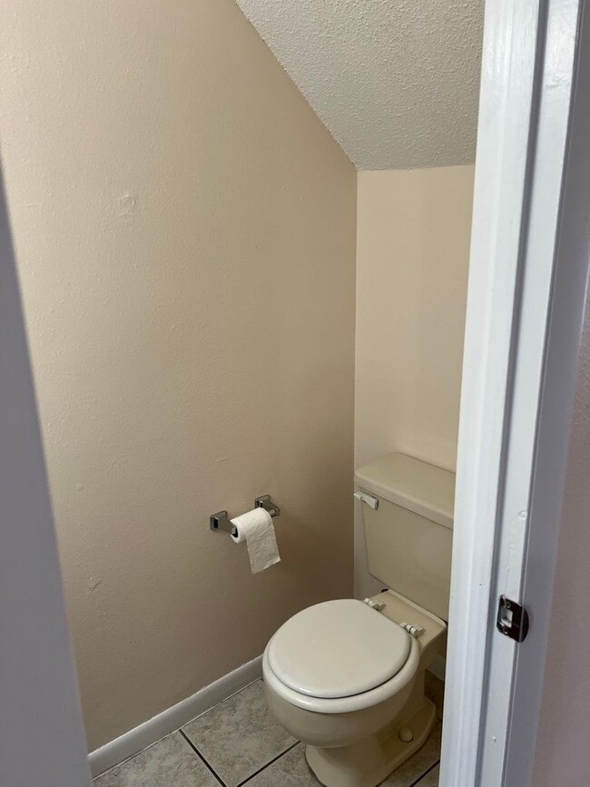 Building Photo - POOL-VIEW/ ACCESS - 2 Bedroom 1.5 Bath Tow...