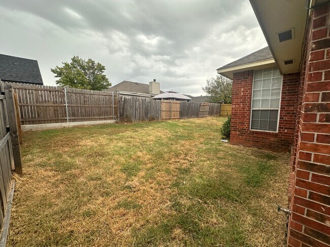 Building Photo - 2504 Thomas Dr