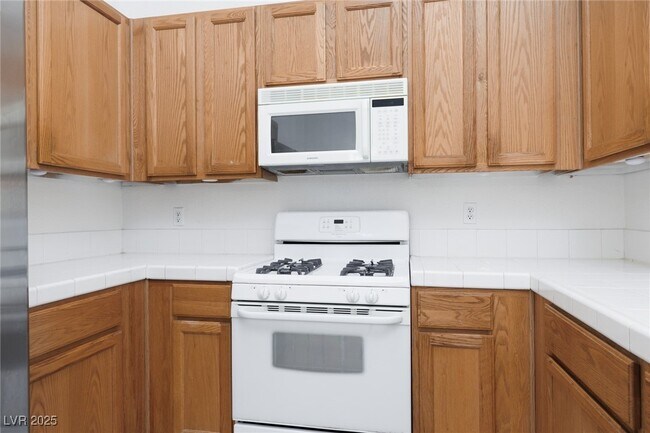 Building Photo - 5650 E Sahara Ave