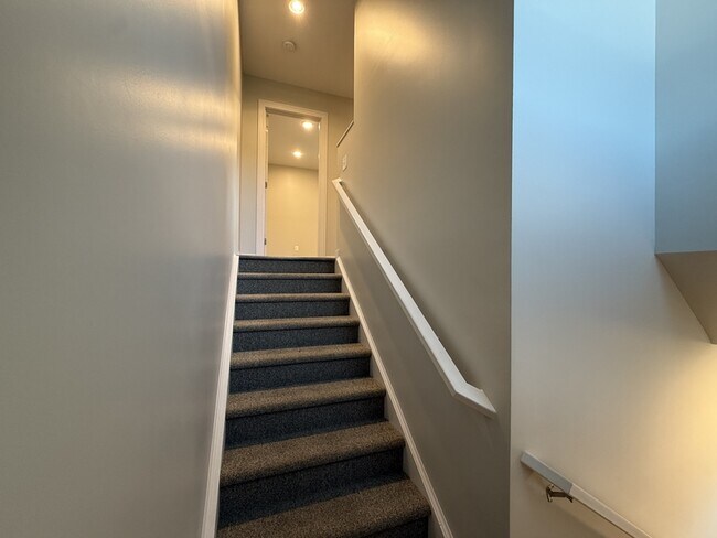 Building Photo - 408 Creekview Dr