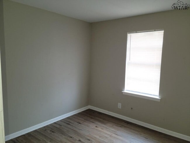 Building Photo - 5031 Lindale Dr