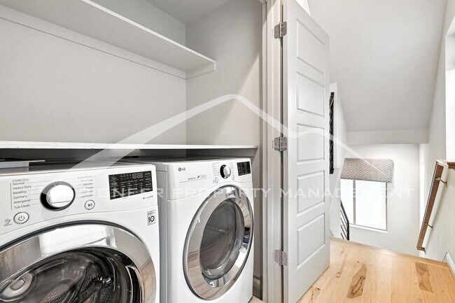 Building Photo - Modern Townhouse with Central AC and Rooft...