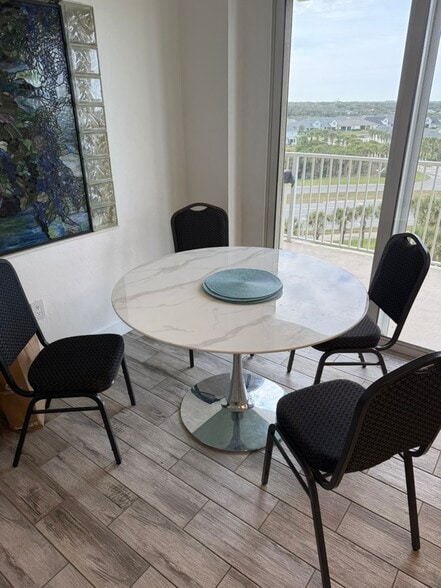 Dining area - 104 Surfview Dr