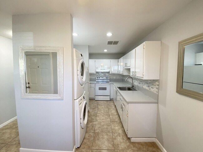 Building Photo - 1100 Boxwood Dr