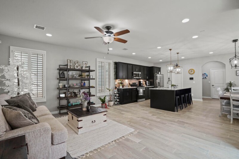 Building Photo - 4567 Marisabel Azcarate St