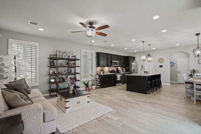 Building Photo - 4567 Marisabel Azcarate St