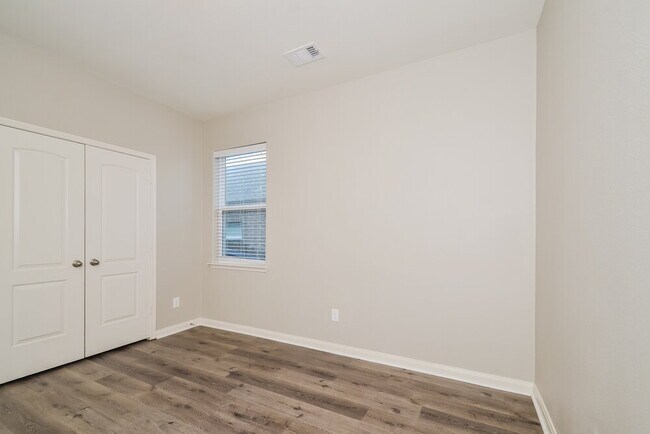 Building Photo - 2220 Mulberry Dr