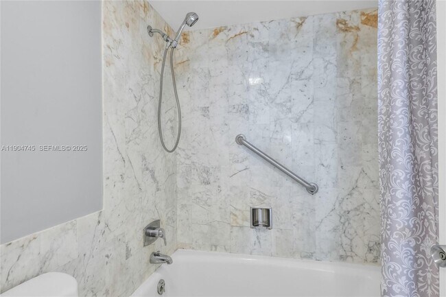 Building Photo - 3200 Port Royale Dr N