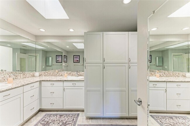 Building Photo - 3946 Wilshire Cir E