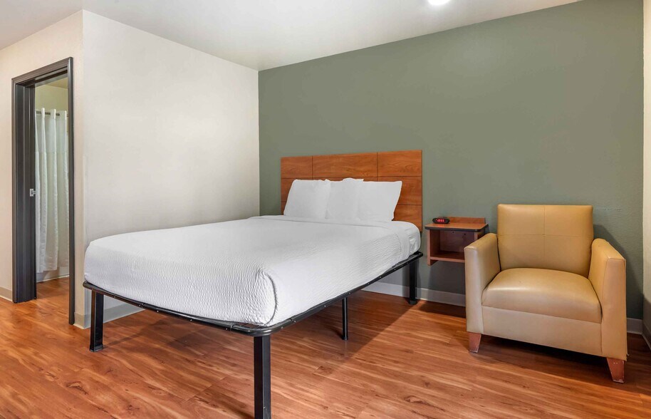Building Photo - Furnished Studio-Lake Worth