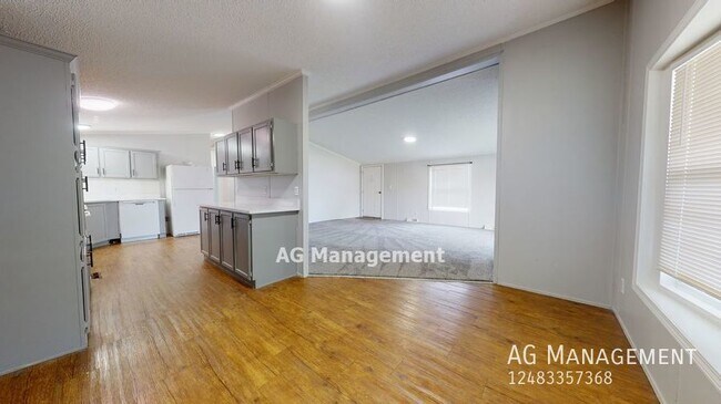 Building Photo - 45961 Jefferson Ave - Spacious & Stylish C...