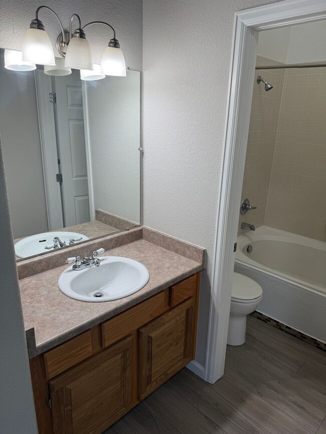 Building Photo - 3 bedroom townhome with 2 car garage!
