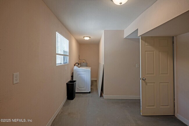 Building Photo - 2565 Burlingame Dr W