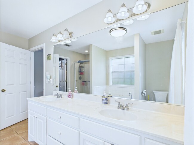 Building Photo - 1014 Redbud