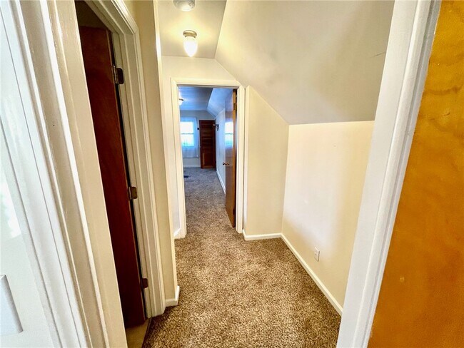 Building Photo - 129 Roselawn Crescent