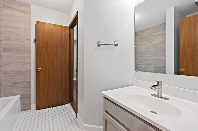 Building Photo - 728 Brandon Pl