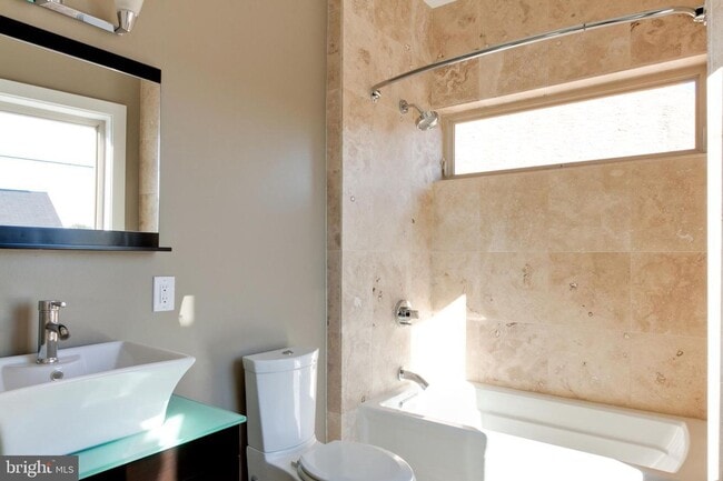 Building Photo - Queen Village Townhome with Parking