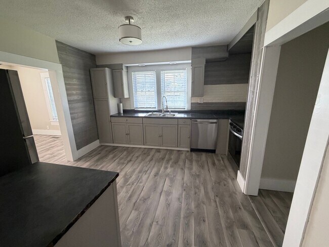 Building Photo - 2 Bedrooms / 1 Bath Home - Johnson City TN