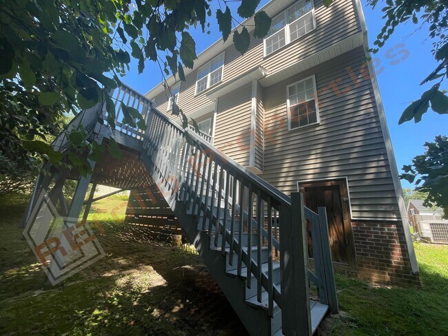 Building Photo - Wonderful 4 Bedroom 2.5 Bath, With Fresh P...