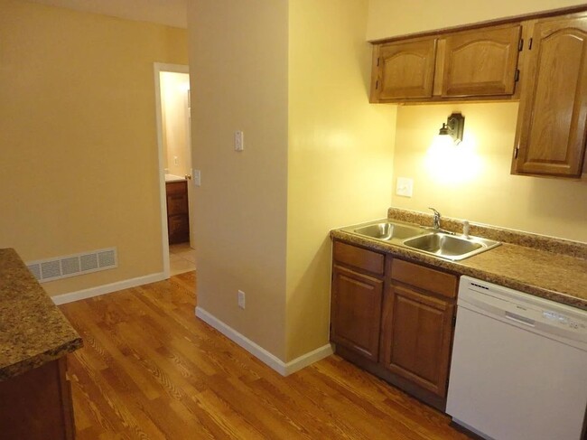 Building Photo - Nice 3 bedroom / 2 bath in Eagan, $1,650