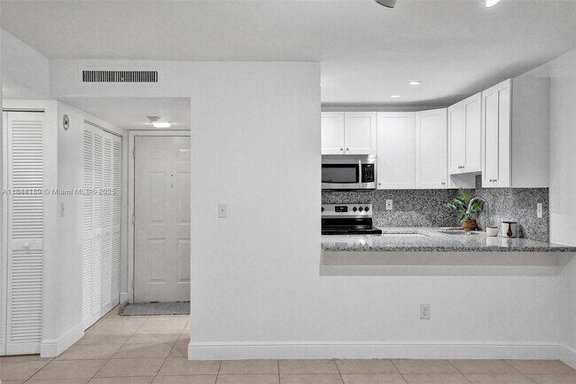 Building Photo - 9301 SW 92nd Ave