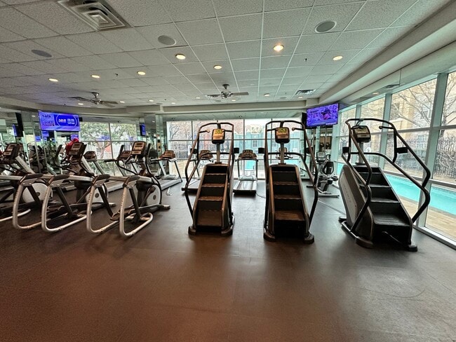 Building Photo - Guard Gated 2 Bed/2 Bath Condo w/Resort St...