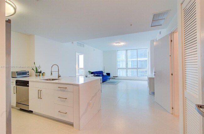 Primary Photo - 300 S Biscayne Blvd