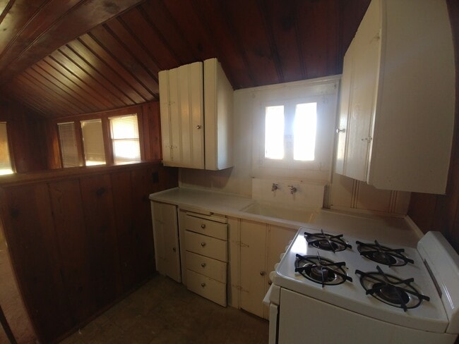 Building Photo - Studio Garage Apartment with Water/Trash/G...