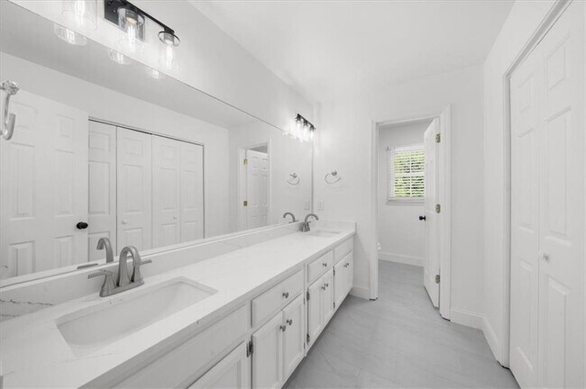 Building Photo - 11215 Highfield Chase Dr