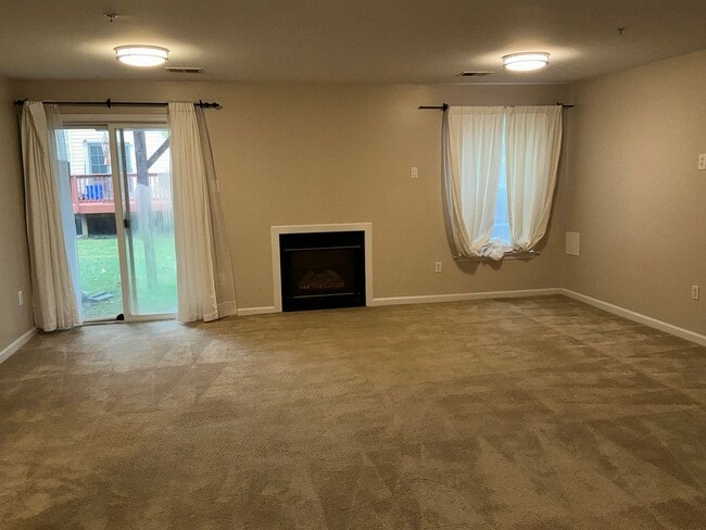 Building Photo - Very well maintained 3BR 2.5BA 3 level townhome located in the Milestone Community of Germantown