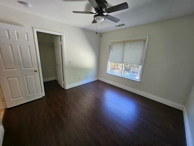 Building Photo - Executive home in South Corona!