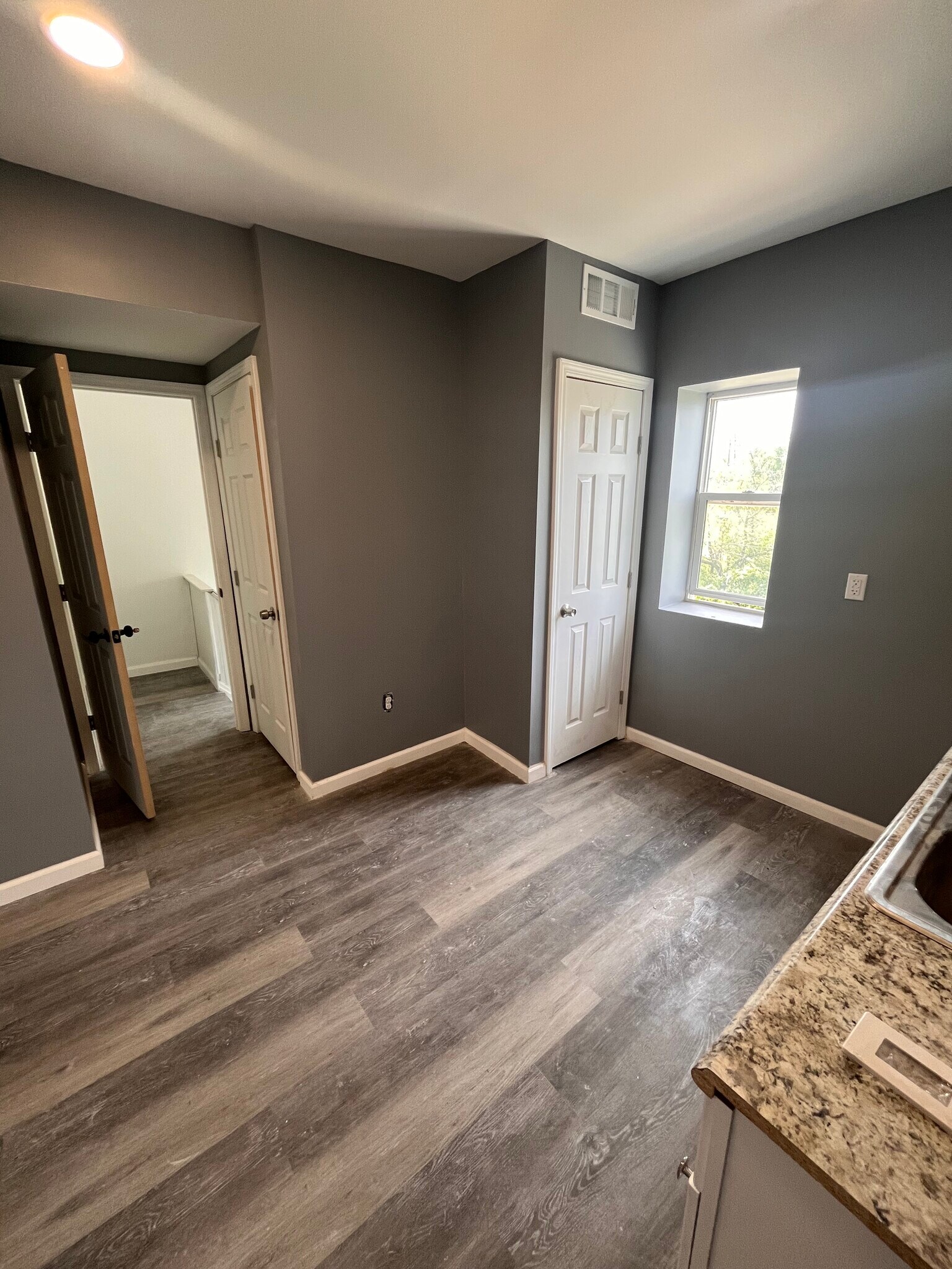 Building Photo - 5564 Hebert St