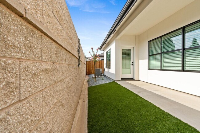 Building Photo - 2806 E Alluvial Ave