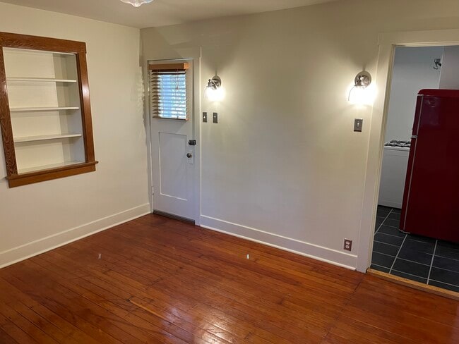 Building Photo - 135 E Ave 42