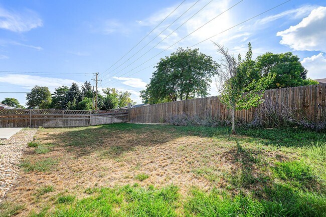 Building Photo - Bright & Spacious 3-Bedroom Home on a Corn...