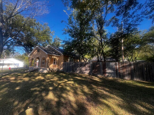 Building Photo - 300 Gardner St