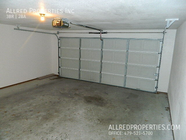 Building Photo - 822 N Daisy Ln