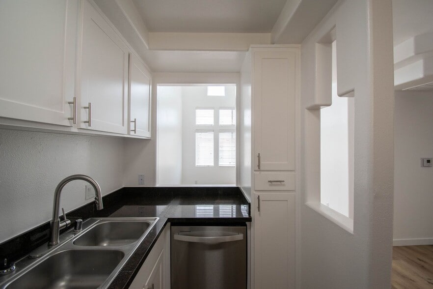 Building Photo - 425 N Alvarado St