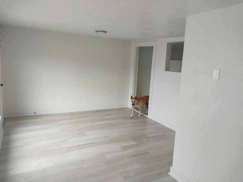 Building Photo - 630 W King Ave