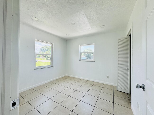 Building Photo - 1207 Ave K