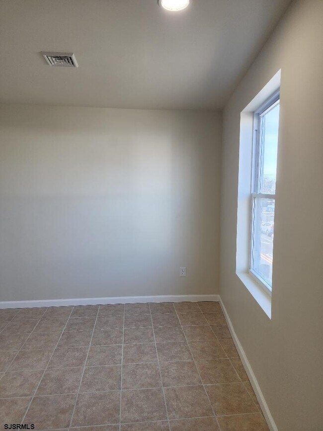 Building Photo - 118 S Main St