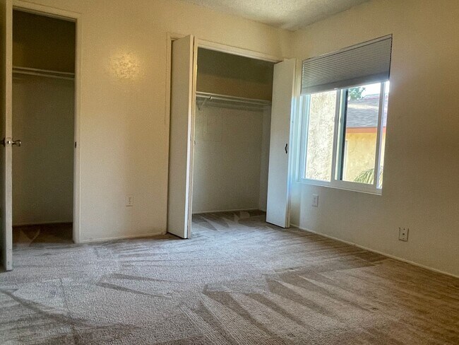 Building Photo - 2+1.5 READY NOW!