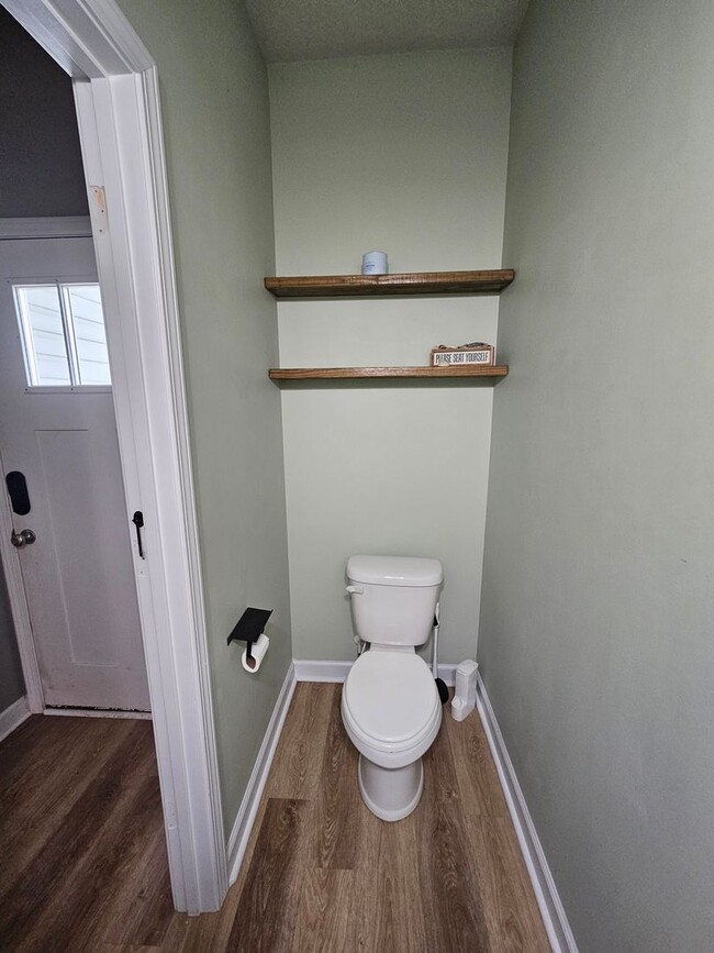 Building Photo - Spacious & Renovated 3 Bed Townhome w/ Garage
